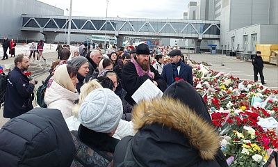 Почтение памяти: «Ветераны России» возложили цветы к мемориалу жертв теракта в «Крокус Сити Холл» - фото 1