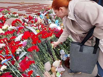 Почтение памяти: «Ветераны России» возложили цветы к мемориалу жертв теракта в «Крокус Сити Холл» - фото 6