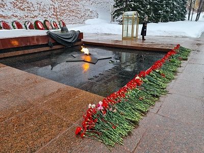 23 февраля 2024 года в День защитника Отечества Движение «Ветераны России» провело церемонию возложения венков и цветов к Могиле Неизвестно солдата - фото 8
