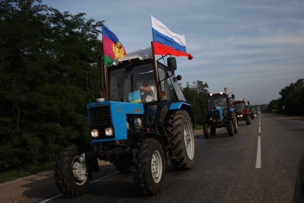 Фермеры Ростовской области поддерживают кубанских коллег в тракторном марше.