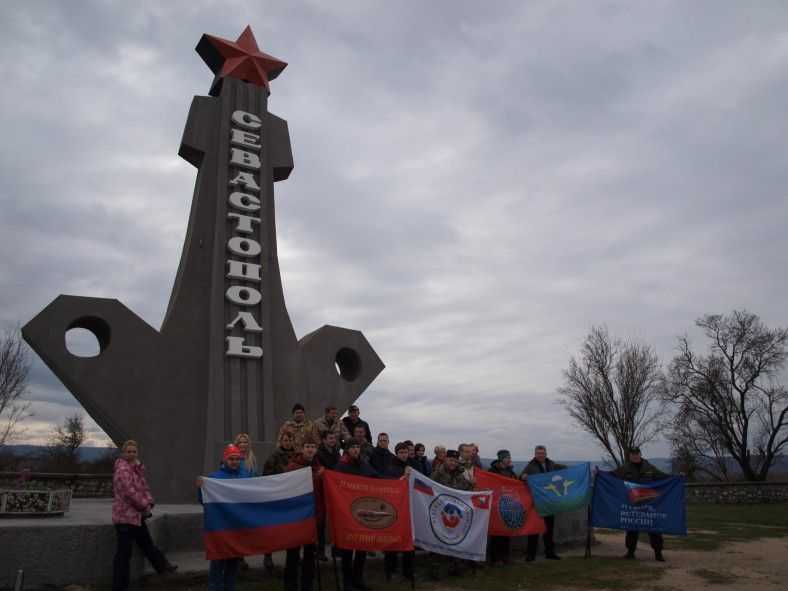 В честь праздников над горным массивом Крыма развевались флаги (фото)
