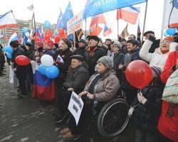 Тысячи тюменцев вышли на митинг в поддержку решения крымчан - фото 1