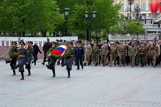 Почет и память: более 150 человек приняли участие в торжественной церемонии﻿ возложения венков и цветов к Могиле неизвестного солдата в Москве!