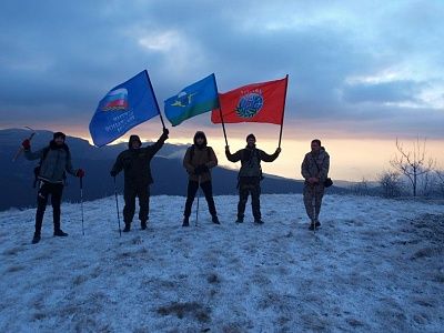 В честь праздников над горным массивом Крыма развевались флаги (фото) - фото 9