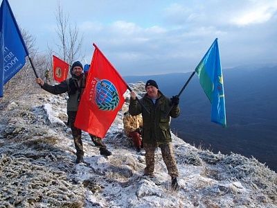 В честь праздников над горным массивом Крыма развевались флаги (фото) - фото 12