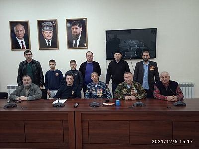 Представители общественных организаций Чеченской Республики и Республики Крым провели памятное мероприятие приуроченное ко Дню Битвы под Москвой - фото 1