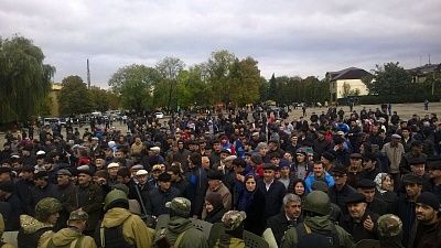 В дагестанском Буйнакске полиция разогнала дубинками сход сторонников «Партии ветеранов России». - фото 3