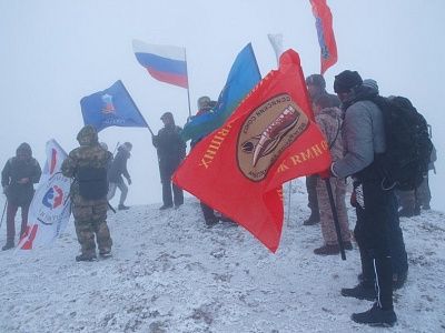 В честь праздников над горным массивом Крыма развевались флаги (фото) - фото 14