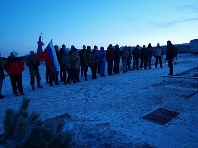 В честь праздников над горным массивом Крыма развевались флаги (фото) - фото 6