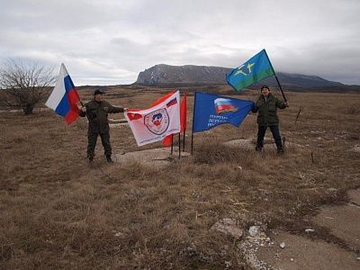 В честь праздников над горным массивом Крыма развевались флаги (фото) - фото 3