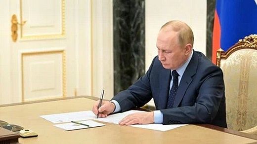 Путин подписал закон, упрощающий управление в общественных движениях
