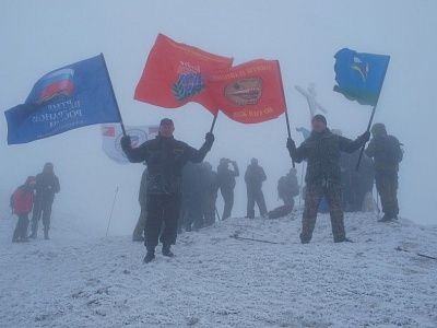 В честь праздников над горным массивом Крыма развевались флаги (фото) - фото 15