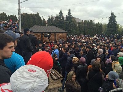 В дагестанском Буйнакске полиция разогнала дубинками сход сторонников «Партии ветеранов России». - фото 6